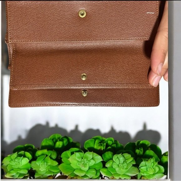 LOUIS VUITTON - Monogram Tri-fold for Men and Women - Picture 5 of 14